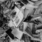 Libri e giornali ammucchiati in un grande caos