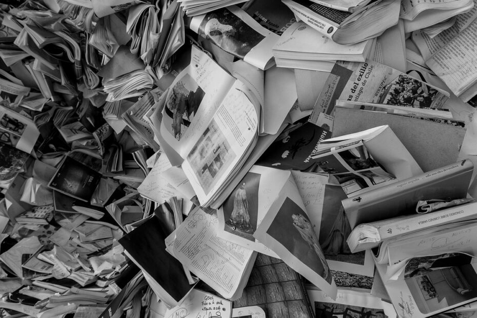 Libri e giornali ammucchiati in un grande caos